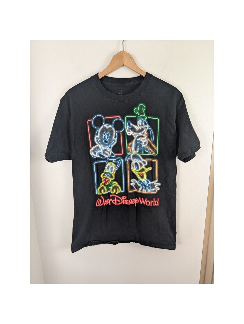 Walt Disney World Medium M Black Neon Sign T-shirt Disneyland Mickey Goofy Pluto